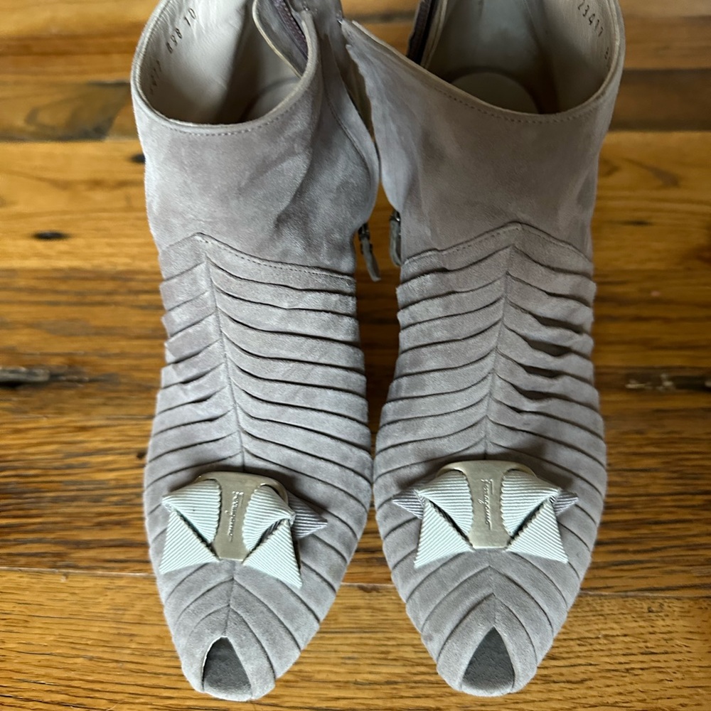 Salvatore Ferragamo booties in soft gray suede sz 10